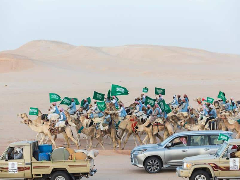 اضغط لمشاهدة الفيديو: لحظة وصول قافلة ركايب بعد أن قطعت صحراء الربع الخالي في 24 يومًا